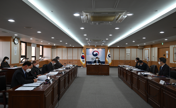 강성국 법무부차관이 22일 정부과천청사 법무부 대회의실에서 열린 제10차 투자이민협의회에 참석하여 회의를 주재하고 있다. ⓒ법무부