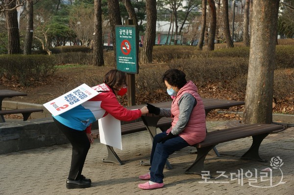 ▲ 박희영 용산구청장 예비후보가 용산 효창공원에서 한 주민에게 지지를 호소하고 있다. ⓒ박희영 페이스북