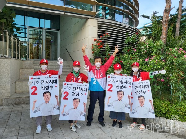 ▲ 선거 유세 활동 중 웃고 있는 전성수 후보와 운동원들 ⓒ전성수 캠프